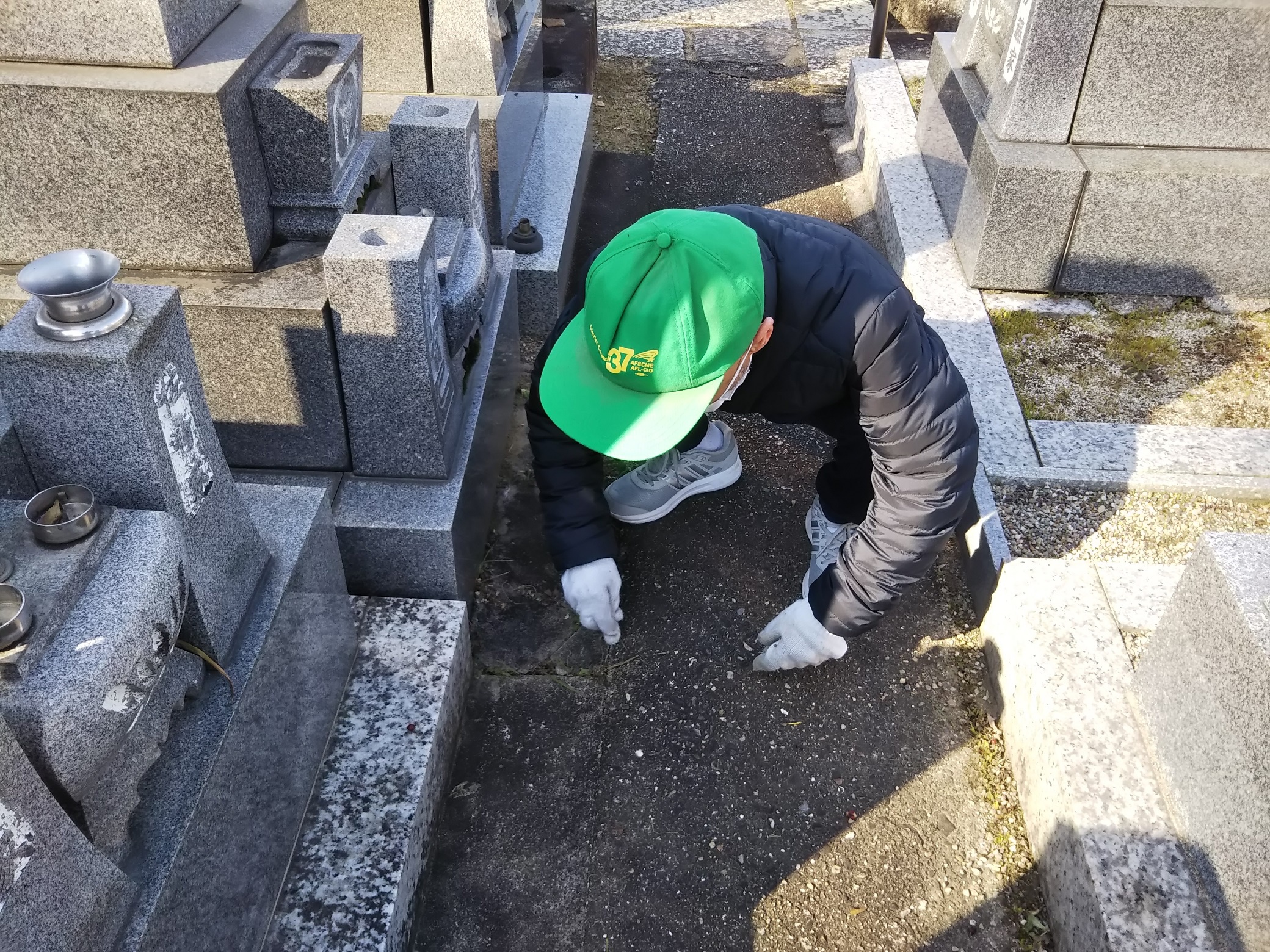 隙間に入ったゴミを取っています。
