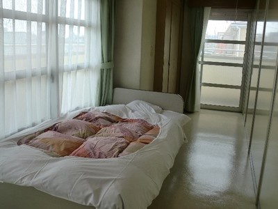 ベッドと布団のある部屋の写真