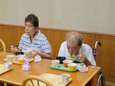 利用者が朝食を食べている写真