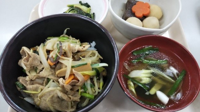 豚肉メンマ丼、中華スープ、里芋の含め煮　チンゲン菜中華和えの写真