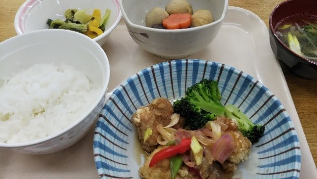 ユーリンチー（鶏の唐揚げネギソースがけ）、白ご飯、里芋の含め煮　チンゲン菜中華和えの写真