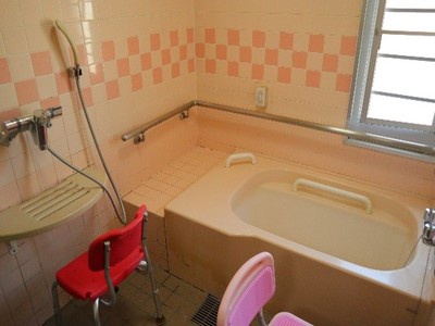 家庭的なサイズの浴槽ある浴室の写真