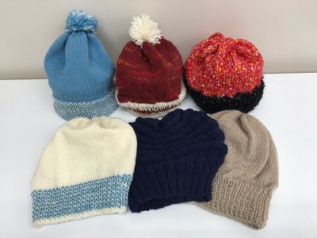 編み物で作った帽子の写真