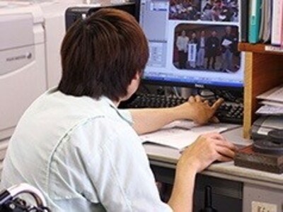パソコンで編集作業をする男性の写真
