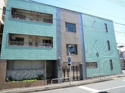 三階建ての共同住宅の写真