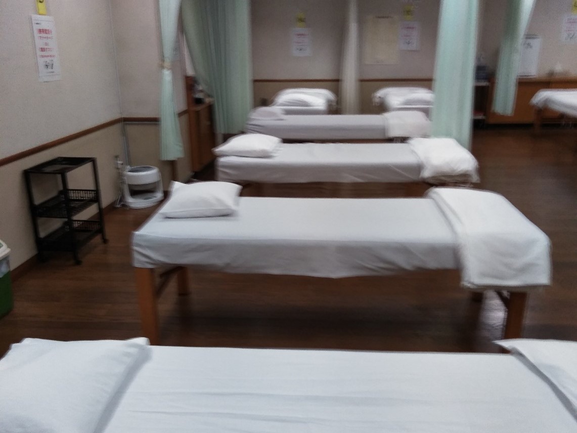 治療院の室内、ベッドが並んでいる写真