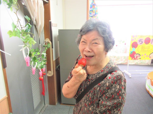 自分んで摘んだ苺を、美味しそうに頬張る、五藤さんの笑顔の写真