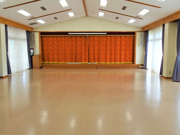 ステージや音響設備のある広い部屋