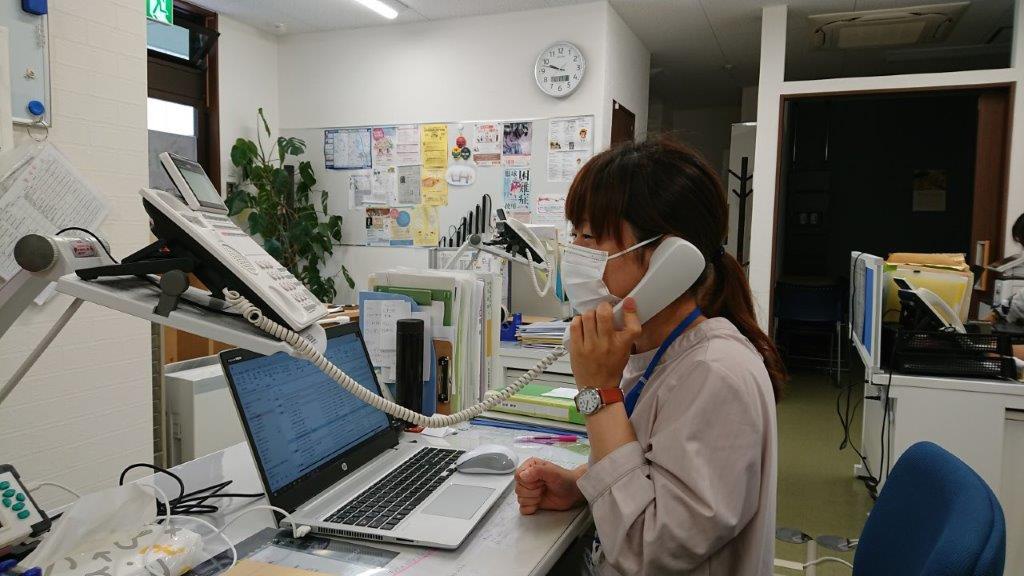電話で相談を受ける松山さんの写真