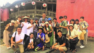 写真説明 職員も参加したベトナム視察研修での記念撮影