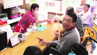 写真説明 戸田川グリーンヴィレッジで談笑しながら喫茶を楽しむ利用者