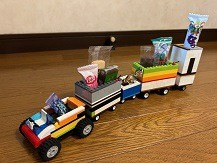 LEGOブロック 自作した車両にお菓子を乗せて