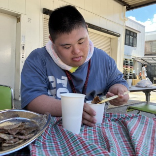 焼き肉を食べている利用者