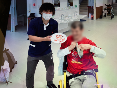 利用者の誕生日を祝う澤田支援員