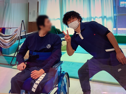 利用者と一緒にピースをする澤田支援員
