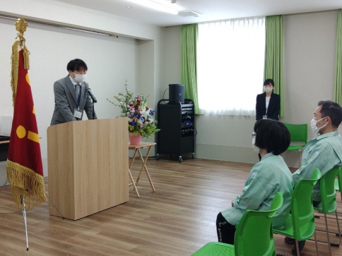 寮長が話している写真の画像