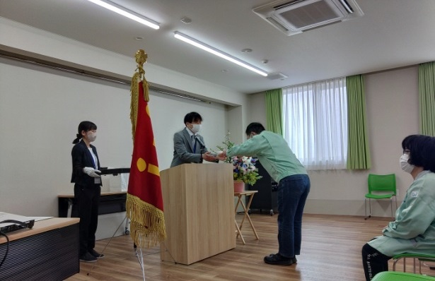 辞令交付時の写真の画像