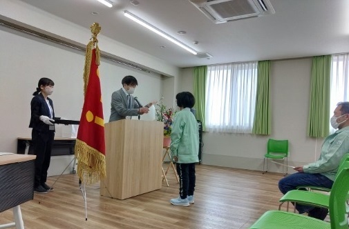 辞令交付時の写真の画像