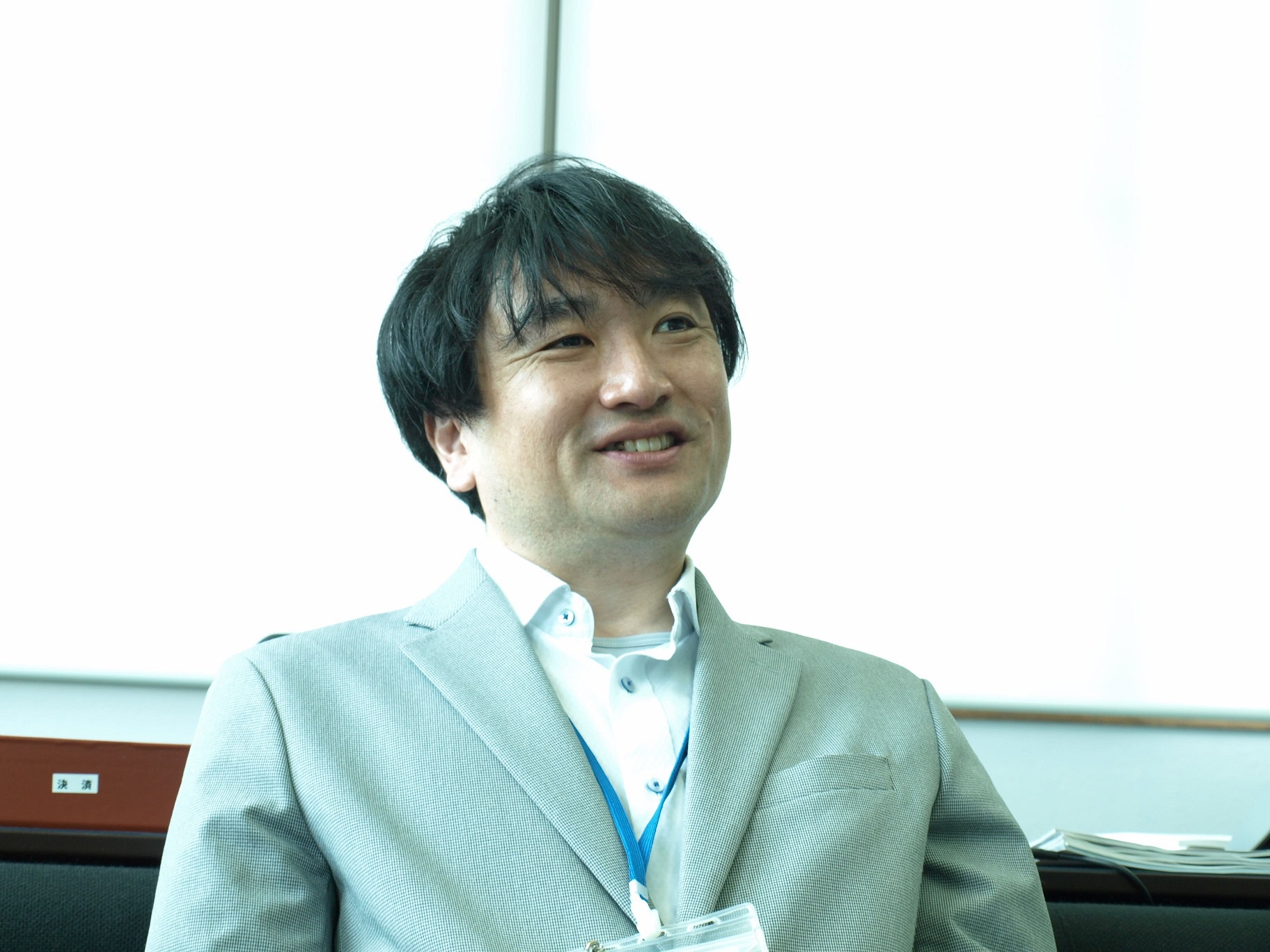 インタビュー中の赤澤施設長の写真