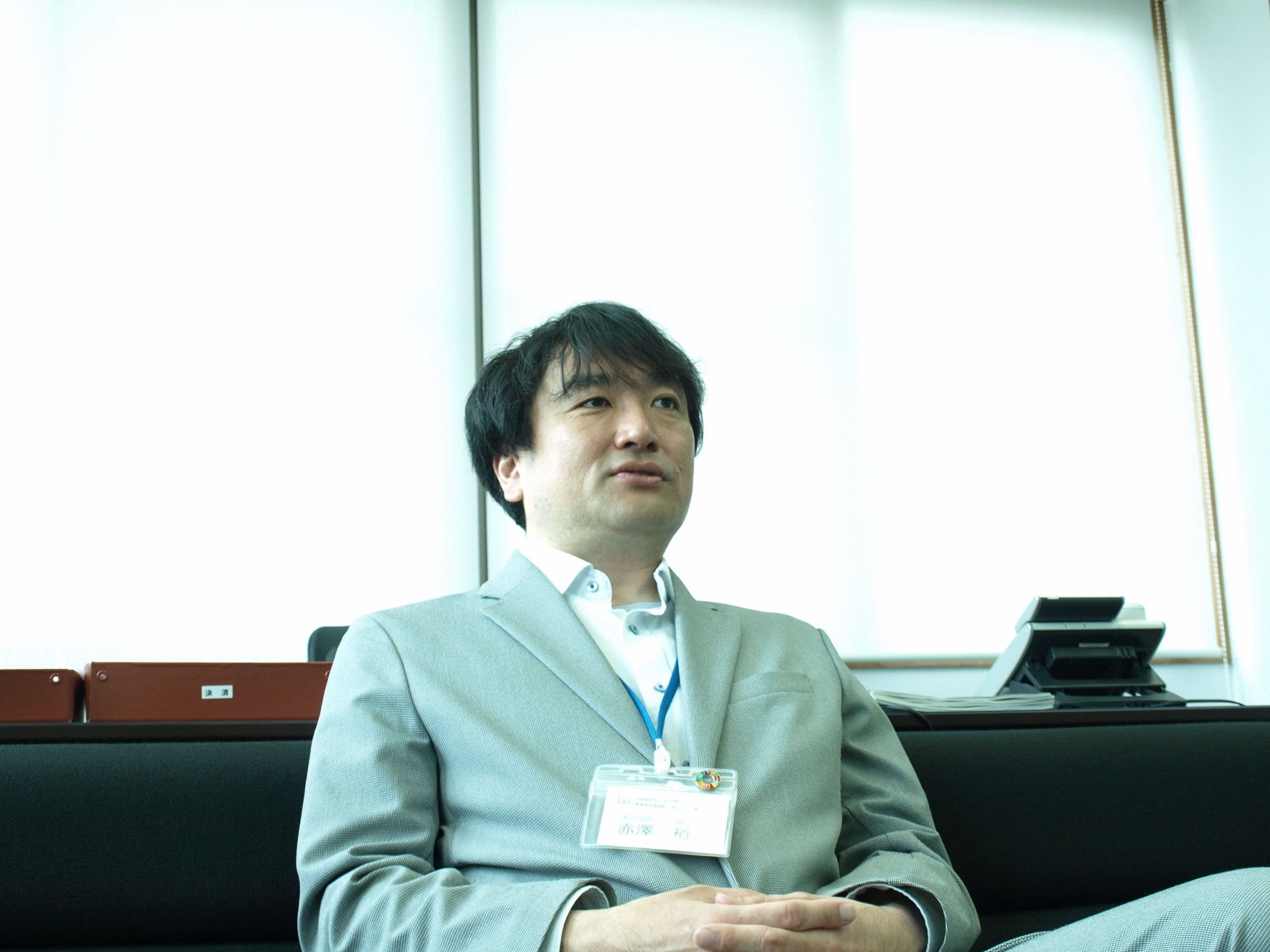 赤澤施設長が座っている写真