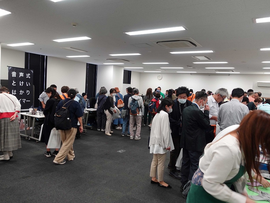 ブースに詰めかける多くの来場者