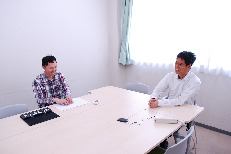 インタビュー中の岩間所長とインタビュアーの写真