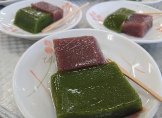 認知症カフェで提供された手作り水ようかん（抹茶とあずき）の写真です