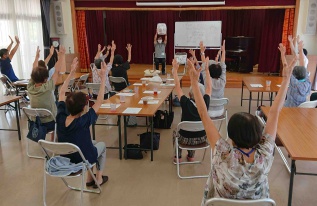 瀬古マザー園の職員が企画した健康体操を実施している様子です