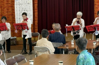 音楽演奏会でオカリナ演奏が行われている写真です