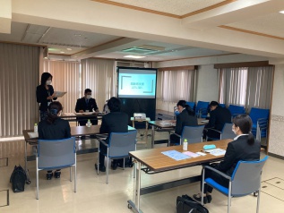 座学で研修を受けている様子