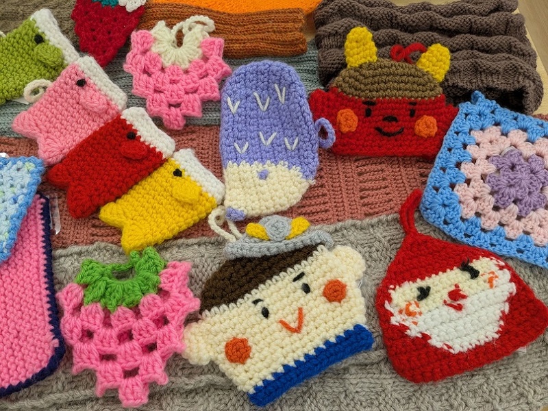 利用者とボランティアが編み物をしている写真