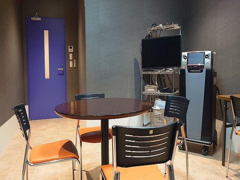 カラオケをしている写真