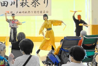 黄色の衣装で楽しそうに舞う横井支援員