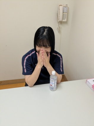 笑って手で顔を隠している横井支援員