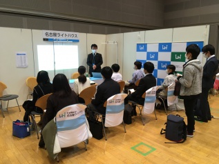 名古屋ライトハウスのブースで説明を聞いている様子の写真