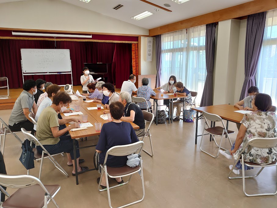 参加者が認知症についてのクイズ用紙を解いている写真