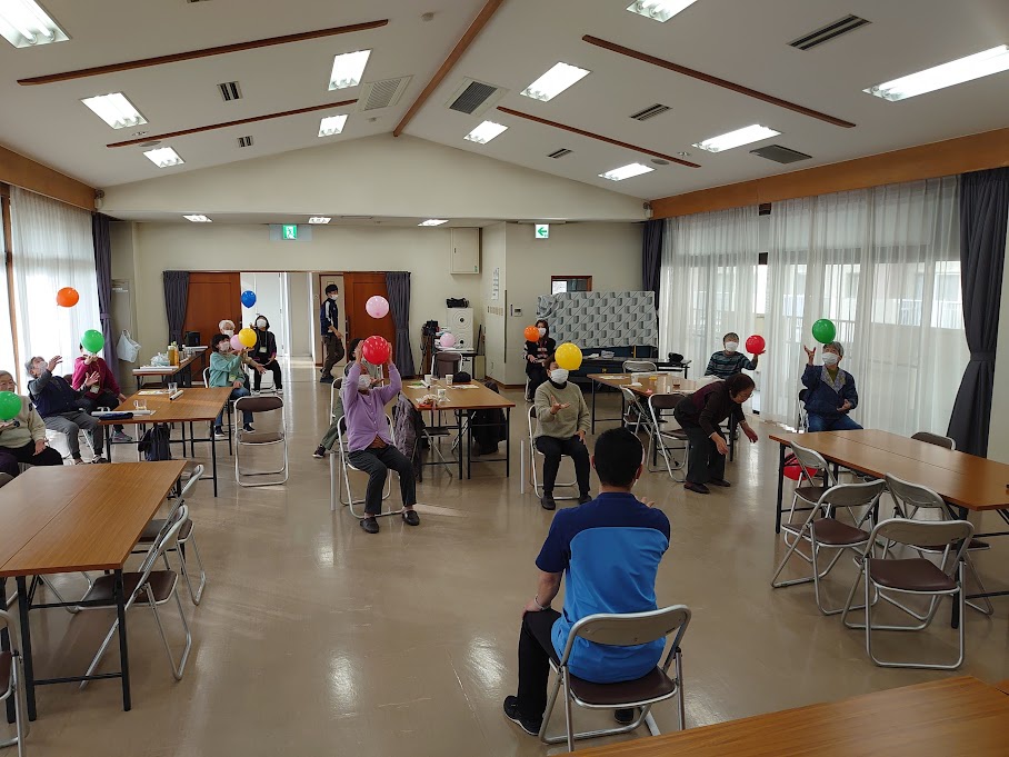 風船を使ったリハビリ体操を行っている写真