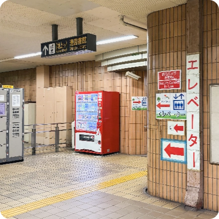 港区役所駅のエレベーターの写真