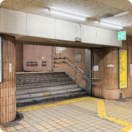 港区役所駅の階段の写真