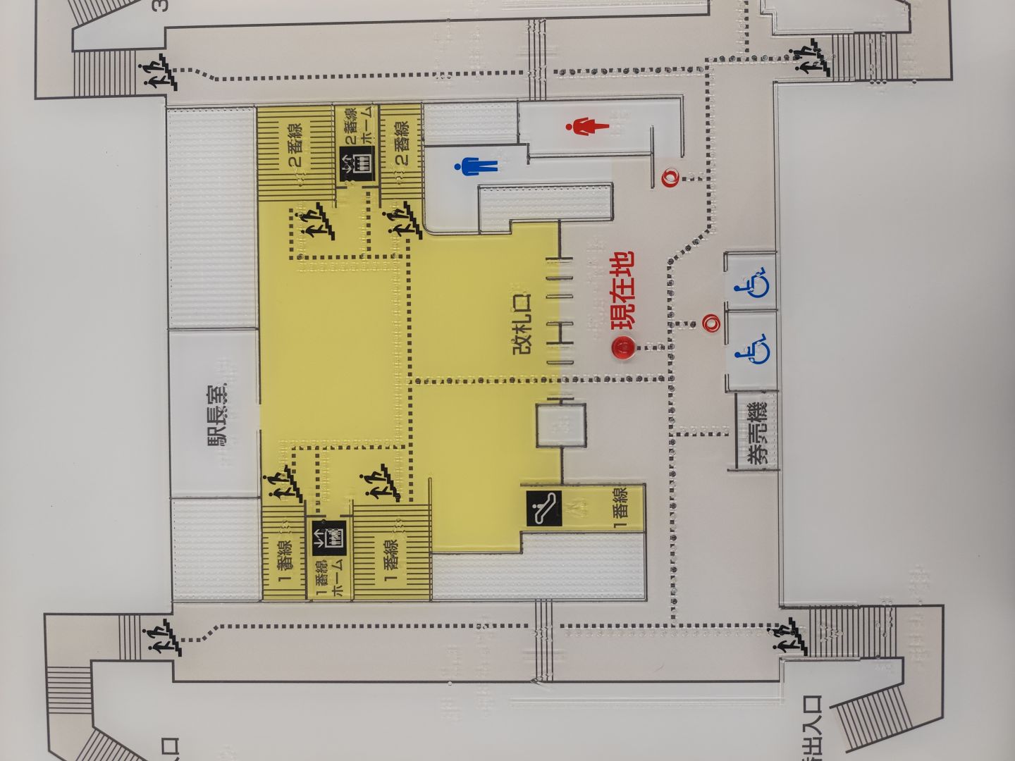 点字と触図の駅構内点字サインの写真