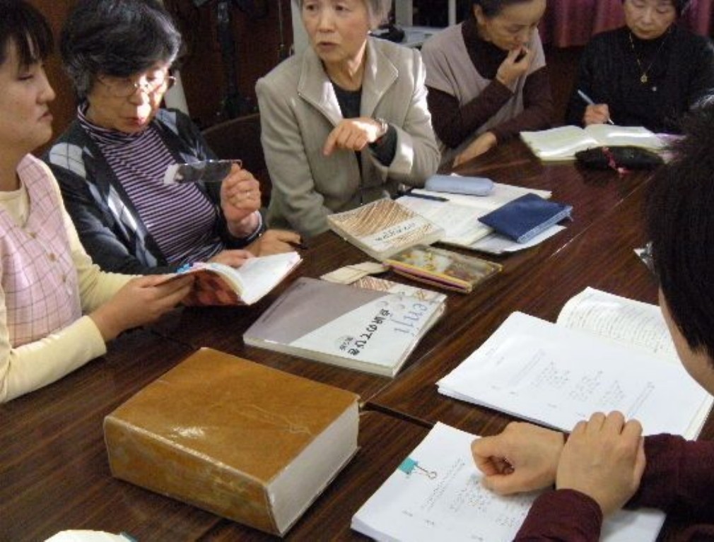 点訳ボランティアがグループ活動をしている写真