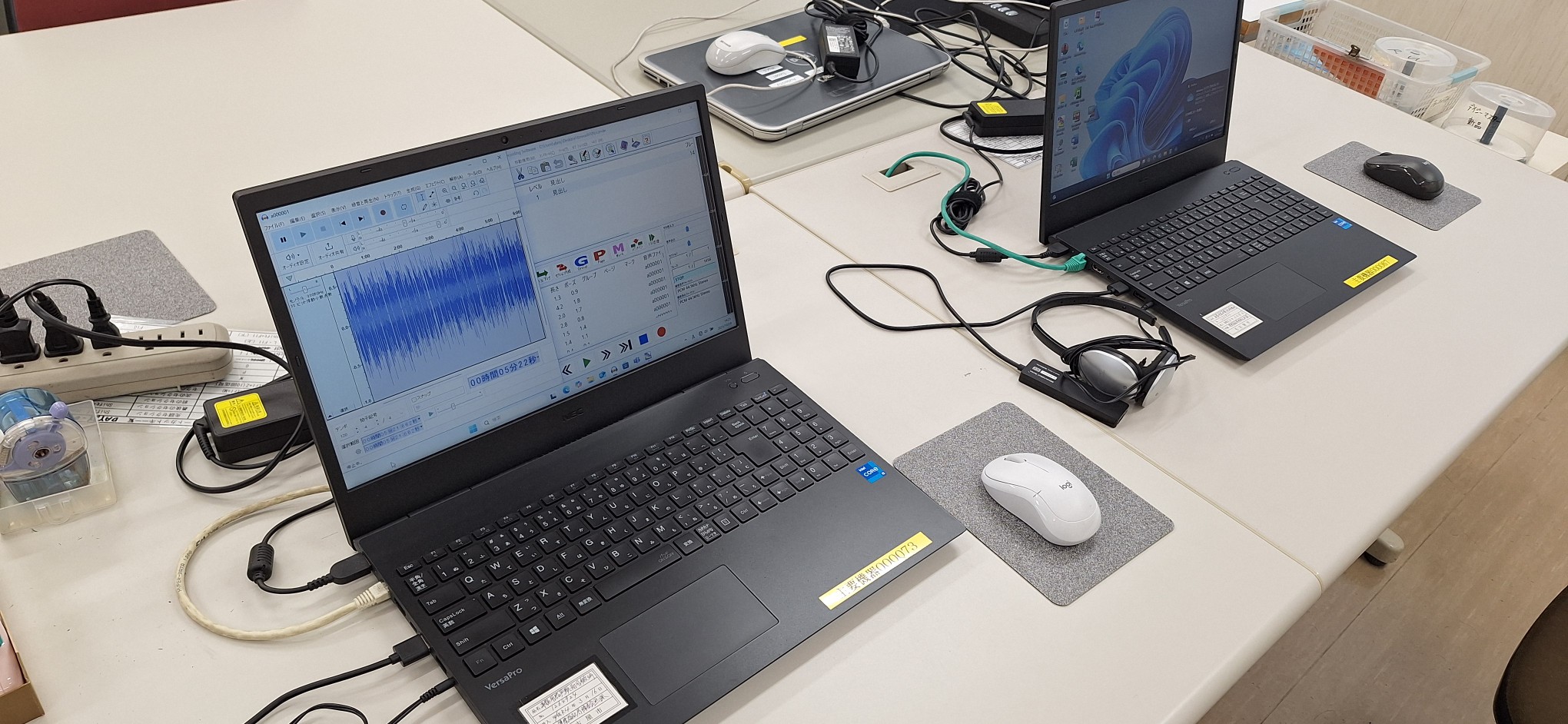 パソコンでデイジー編集をしている写真