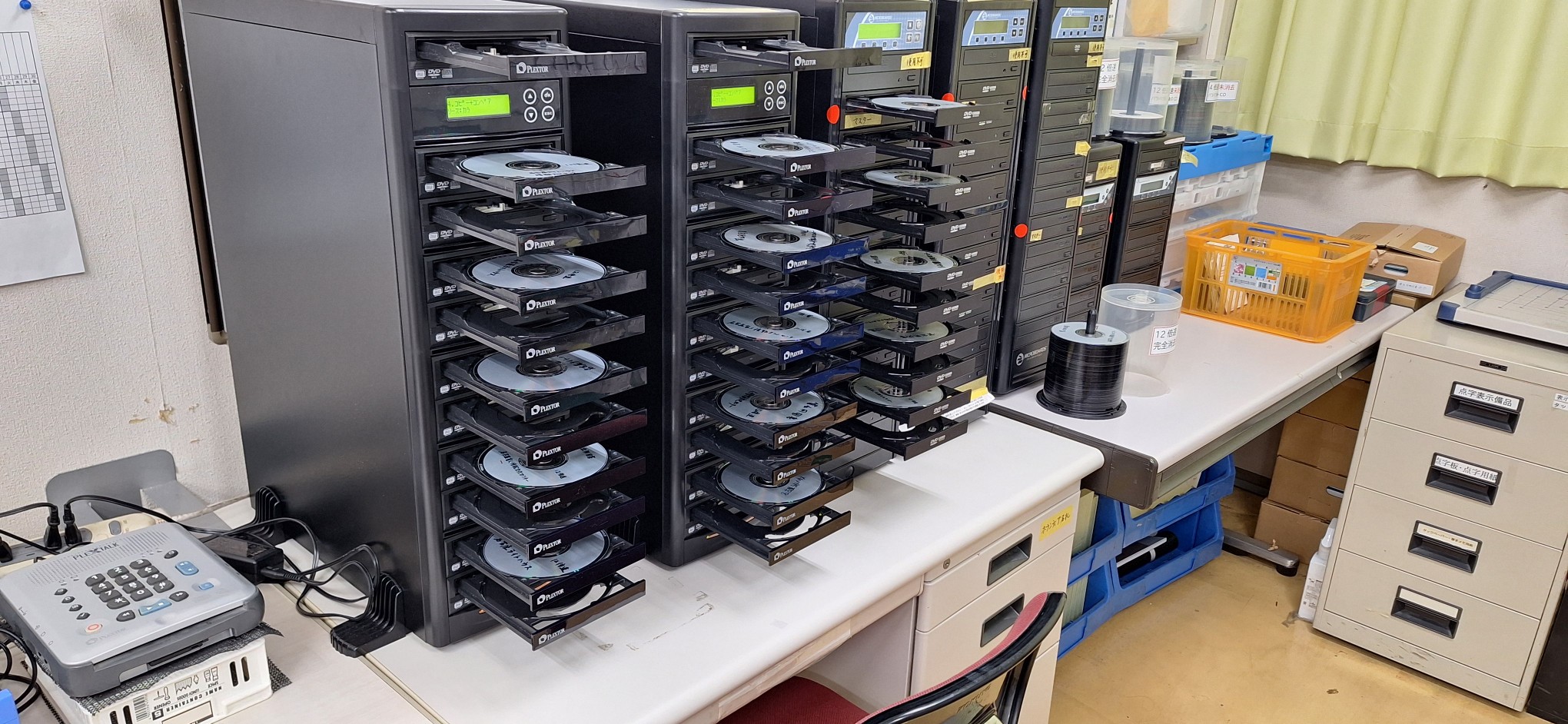 カセットテープのモニターチェックをしている写真