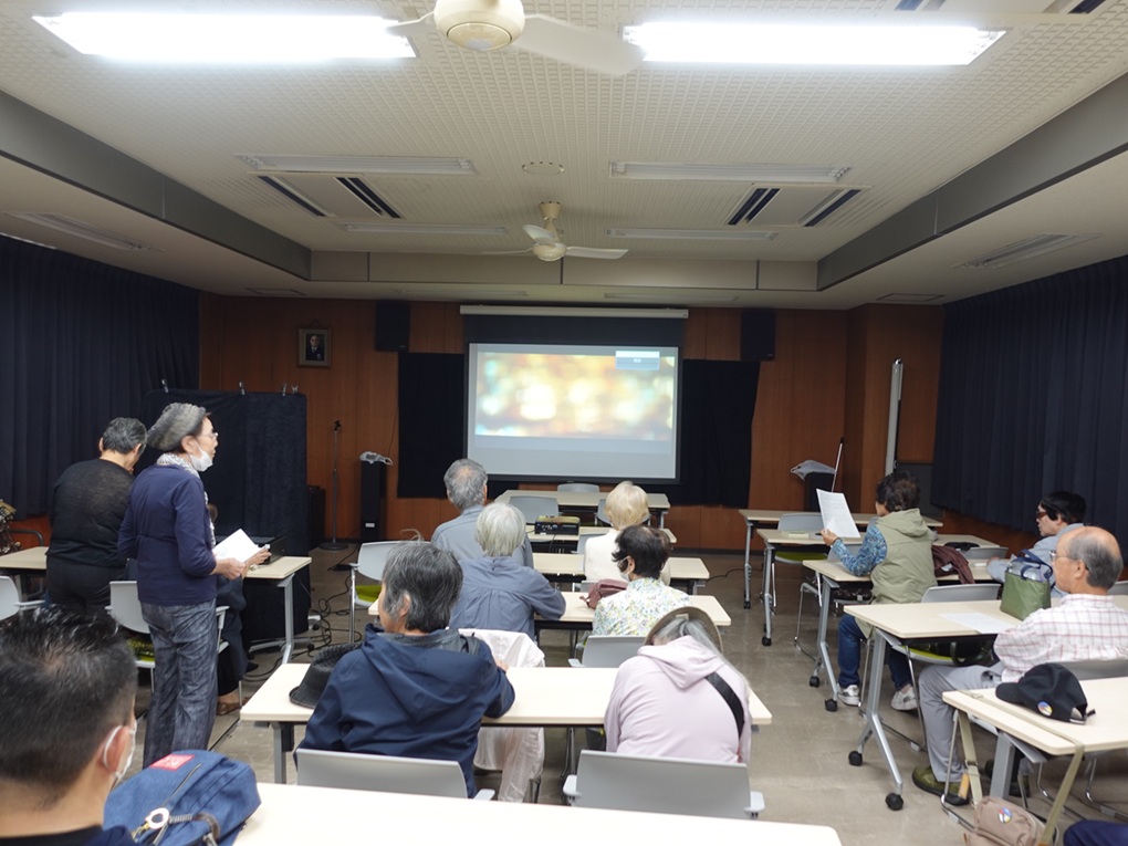 モニターを見て、ガイド文章を確認している写真