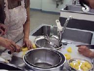 食材を切る参加者の手元をサポートしている写真